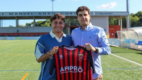 Iv&aacute;n V&aacute;zquez posando junto al presidente del Lal&iacute;n, Guillermo Fern&aacute;ndez.