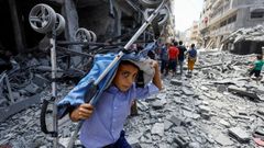 Un nio en un lugar bombardeado por Israel en Ciudad Gaza.