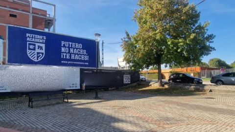 Valla publicitaria 'Putero's Academy' en Gij�n