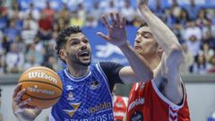 Meindl, en su etapa en el Burgos, defendido por el breoganista Brankovic