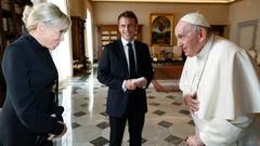 El presidente de Francia, Emmanuel Macron, acompaado de su esposa Brigitte, hoy en el Vaticano. El primer mandatario galo mantuvo un encuentro con el papa Francisco que se extendi durante casi una hora.
