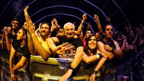 Isma (en el centro), un baluarte en primera fila en un concierto en Huesca