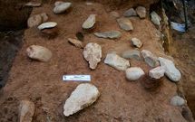 La gran acumulacin de hachas de piedra es lo que da singularidad al yacimiento. 