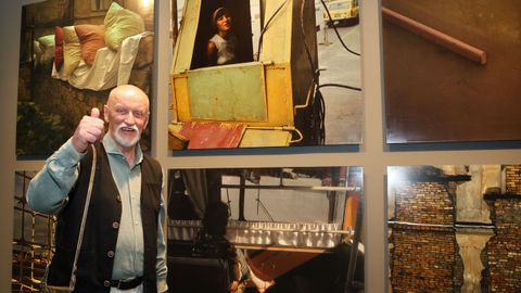 El fotógrafo ucraniano Boris Savelev, bromeando ante su obra en el compostelano museo Gaiás.