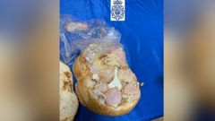 Llevaba una hogaza de pan en una bolsa, que utiliz� para esconder la droga