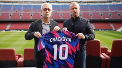Dos actores del programa, imitando a Mourinho y Flick