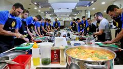 El Teucro hace equipo cocinando