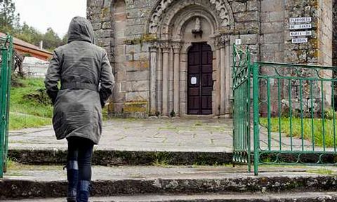 Un aviso pegado en la puerta de la iglesia de Herbón informa de por qué no se hay misa.