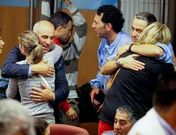 Operarios de Urbaser felicit�ndose ayer nada m�s refrendar el acuerdo que puso fin a la huelga. 