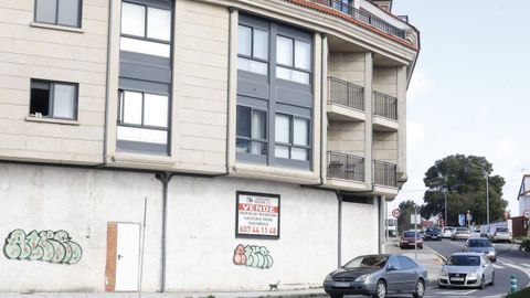 Un dos bloques do proxecto levantado en Cambados pola Promotora Inmobiliaria Rualede, co seu cartel anunciador.