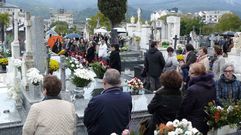 El cementerio parroquial de Quiroga, lleno de gente en una celebraci�n del d�a de todos los santos de hace unos a�os