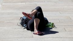 Los turistas se tumban en chanclas en el Obradoiro