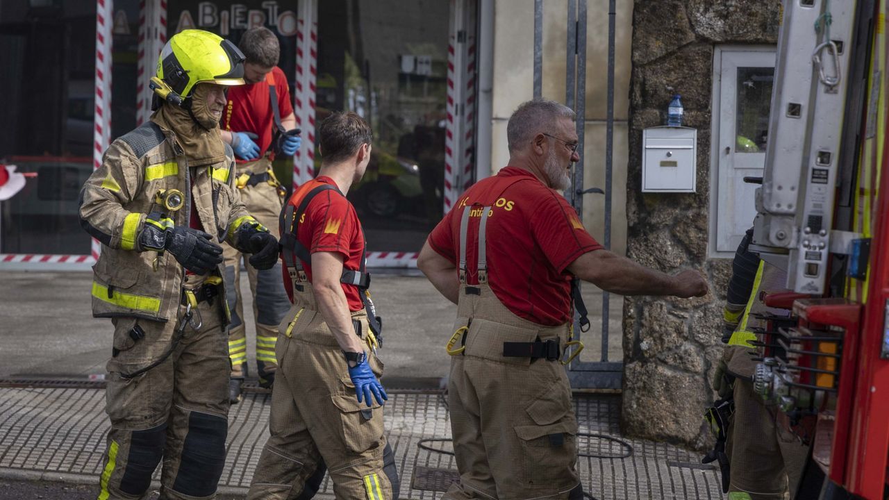 Dos afectados por inhalación de humo en el incendio de un almacén en Santiago