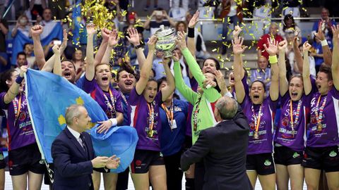 Las jugadoras del Mavi Nuevas Tecnologías celebran la victoria frente al Super Amara Bera Bera, tras concluir la final de la XXXIX Copa de la Reina de balonmano femenino en partido que se ha disputado esta tarde en el pabellón de Ciudad Jardín de Málaga