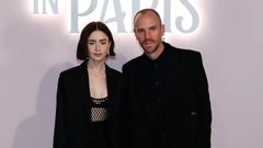 La actriz britnica Lilly Collins y su esposo, el director Charlie McDowell, posan durante la presentacin de la cuarta temporada de Emily in Paris