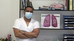 El doctor Marco Pereyra, en su consulta del Hospital Pblico de Monforte