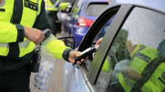 Un guardia civil realiza una prueba de alcohol, en una foto de archivo.