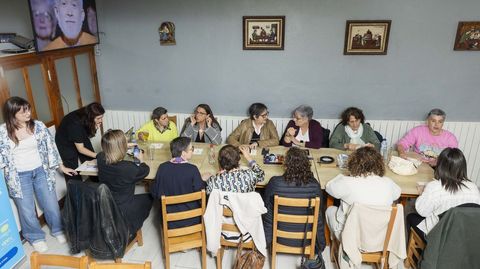 Participantes no obradoiro Tecendo p�xeles, onte no Bodeg�n carball�s 