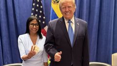 Delcy Rodr�guez, presidenta encargada de Venezuela, y Donald Trump, en Nueva York, en una imagen difundida por ella en sus redes sociales
