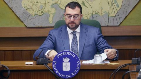  El presidente del Principado de Asturias, Adrin Barbn preside la reunin del Consejo de Gobierno, este lunes el Llanera