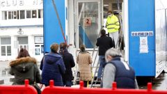 Colas para hacer pruebas de covid en la unidad m�vil del N�utico de Vigo