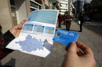 Un usuario do bus metropolitano coa tarxeta e a informaci�n da comarca de Compostela<span lang= es-es >. </span>