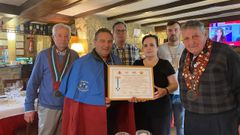 Los due&ntilde;os del local, en el centro de la imagen, con la comitiva que les entreg&oacute; el galard&oacute;n 