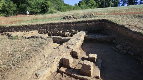 Excavacina arqueolgica en una villa romana en Coea, Castro de Rei