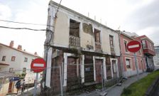 El inmueble est ubicado en la esquina de Salvador de Madariaga con la calle Lameiro. 