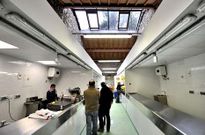 Los vendedores comienzan a instalar su material en las lonjas de Raxoi.