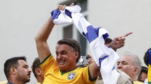 El expresidente brasileo Jair Bolsonaro reuni este domingo a miles de seguidores en So Paulo para darse su primer bao de masas