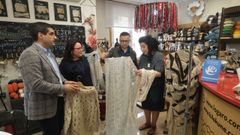 El conselleiro, en su visita al taller de Lola Garc�a.