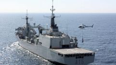 El �Cantabria� operando con su helic�ptero embarcado 