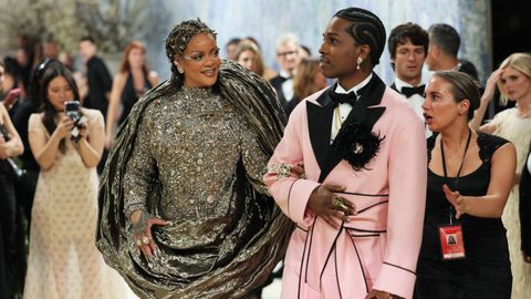 Rihanna y A$AP Rocky, posaron juntos en la alfombra.