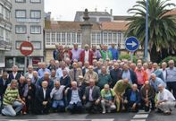 �ltimo encuentro de los Amigos de los 50 en la plaza de Galicia de Carballo. 