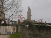 Terrenos donde se iba a construir, con la torre al fondo.