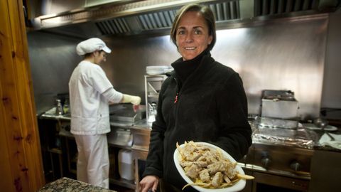 En la foto, de archivo, Ana Muo mostrando un plato de marraxo. 