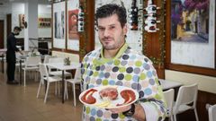 Jos� Ignacio con uno de los platos que prepara en El Buen Tapeo