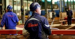Trabajadores del astillero Hijos de J. Barreras acondicionando las instalaciones para la construcci�n del flotel de Pemex.