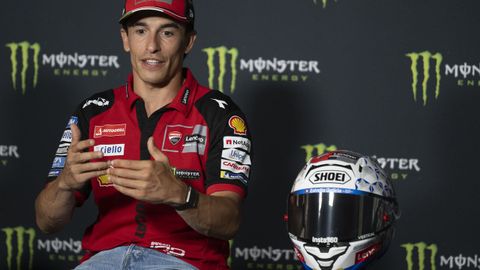 Marc M�rquez con el casco que tiene un dise�o especial de la cer�mica de Sargadelos