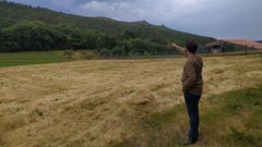 Ricardo Su�rez, portavoz del BNG, se�ala la zona donde est� previsto instalar uno de los aerogeneradores