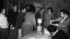 Ejerciendo el derecho al voto en el referendo, en un colegio de A Coru�a, a la luz de un c�mping gas