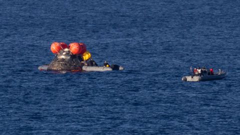 La nave espacial Orion mientras los equipos de recuperaci�n trabajaban para asegurar el traslado de los integrantes de la tripulaci�n de la misi�n Artemis 2.