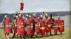 Integrantes de Krberos equipados con indumentarias de la legin romana