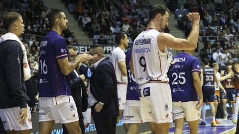 Jugadores del Monbus Obradoiro en el partido ante el Tizona Burgos en Sar