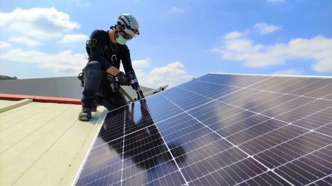 Colocacin de paneles en una instalacin fotovoltaica industrial, en una foto de archivo