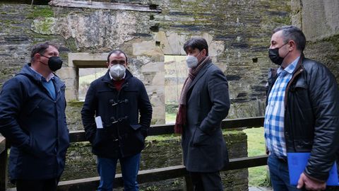 El consejero Borja S�nchez con los tres alcaldes de Los Oscos 