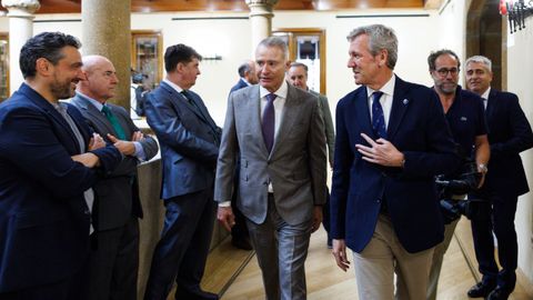 Alfonso Rueda (D), con el embajador de M�xico en Espa�a, Quirino Ordaz (I), en el acto de inauguraci�n del Consulado Honorario celebrado en el Liceo de Ourense.
