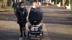 Gente paseando en las inmediaciones del ro Mio, en Lugo