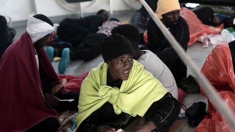 Los inmigrantes soportan las penosas condiciones de la traves�a contando las horas que faltan para llegar a Espa�a